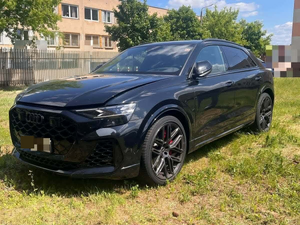 Policjanci i samochód osobowy koloru czarnego