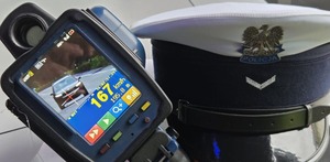 radar i czapka policjanta