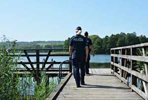 Policjanci kontrolują kąpieliska