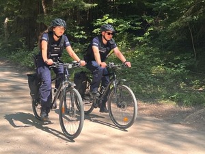 policjanci na rowerach