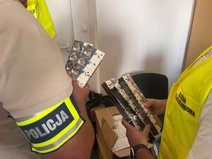 mundurowi z papierosami bez znaków akcyzy