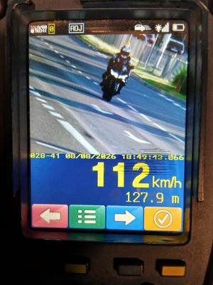 zdjęcie z przekroczenia prędkości przez motocyklistę