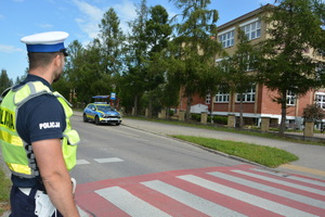 Policjant przy szkole