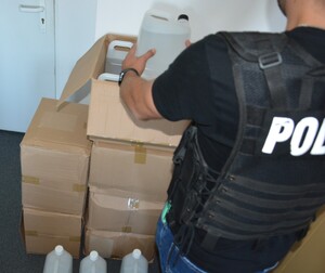 policjant i kanistry z alkoholem