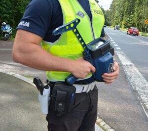 Policjant z miernikiem prędkości