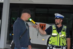 policjant kontroluje trzeźwość kierowcy