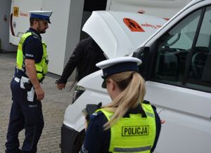 Policjanci kontrolują autobusy szkolne