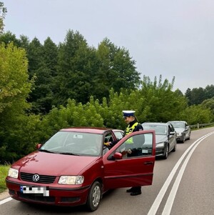 Policjantka przeprowadza kontrolę trzeźwości