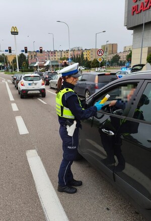 Policjantka przeprowadza kontrolę trzeźwości