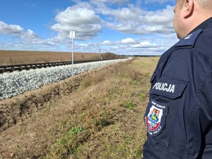 policjanci sprawdzający rejon torów kolejowych