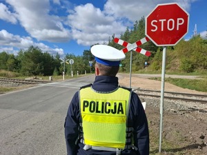 policjanci sprawdzający rejon torów kolejowych