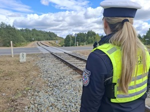 policjanci sprawdzający rejon torów kolejowych