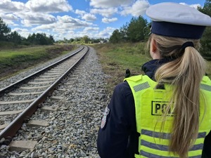 policjanci sprawdzający rejon torów kolejowych