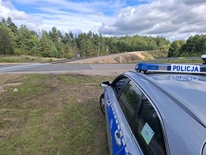 policjanci sprawdzający rejon torów kolejowych