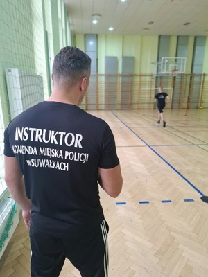 kandydaci na policjantów ćwiczący na hali sportowej