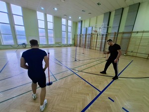 kandydaci na policjantów ćwiczący na hali sportowej