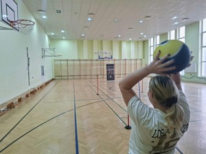 kandydaci na policjantów ćwiczący na hali sportowej