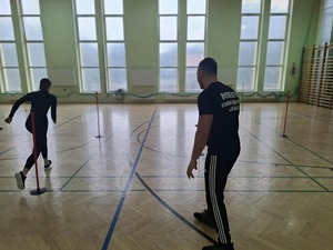 kandydaci na policjantów ćwiczący na hali sportowej
