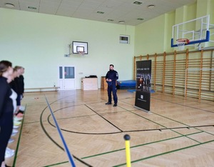 kandydaci na policjantów ćwiczący na hali sportowej