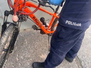 policjant z odzyskanym rowerem